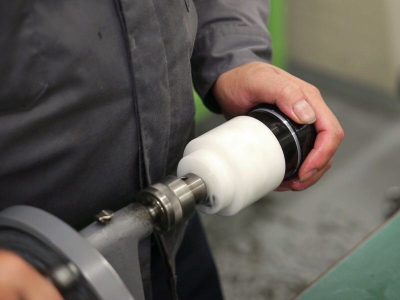 かみ合うネジの部分にグリスを塗り、機械の力も借りながら摺り合わせていく