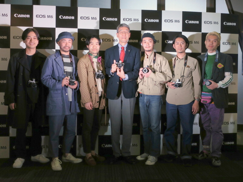 6人のファッショニスタ。左から、1LDK ディレクターの三好良さん、anea design 代表・Botanize ディレクターの横町健さん、BEAMS プレスの安武俊宏さん、GMT inc. プレスの三浦由貴さん、ザ・ノース・フェイスプロモーションの田中博教さん、スタイリストの原田学さん。中央はキヤノンマーケティングジャパン イメージコミュニケーション企画本部本部長の相川弘文さん