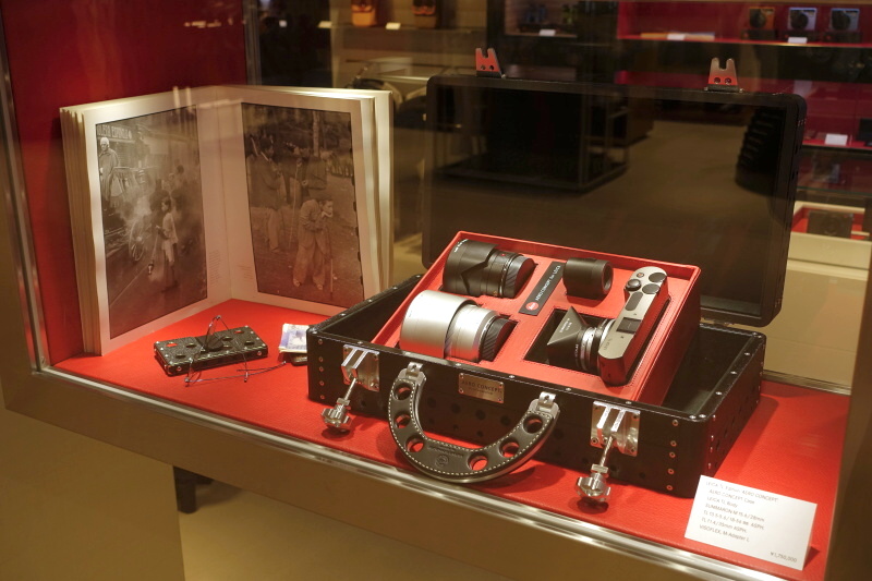 ライカTL エアロコンセプトエディションの展示。菅野氏により傍らに置かれたブレッソンの写真集や、同じく縮み塗装が施された名刺入れ（非売品）などは付属しない。