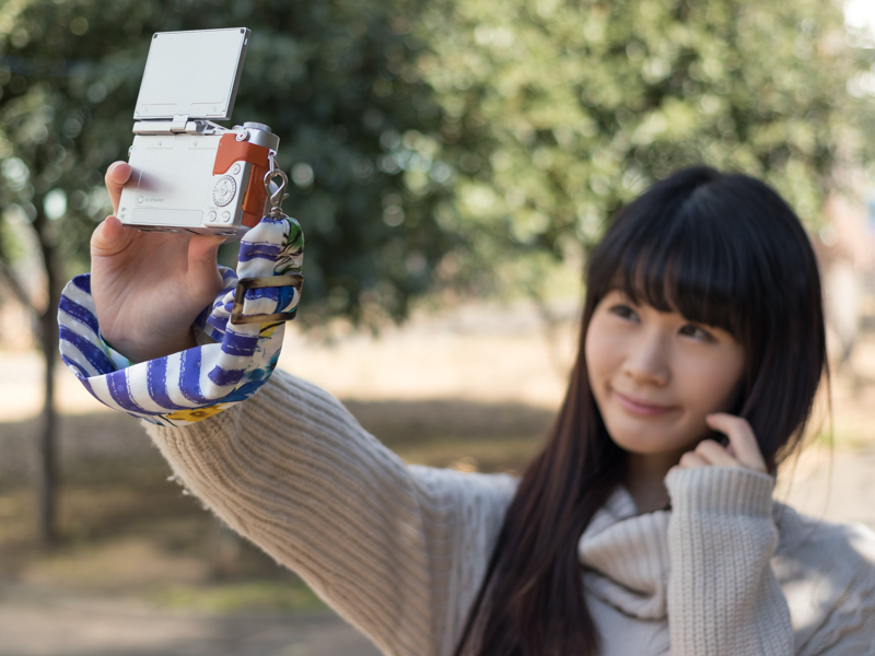 左シャッターでは左手で持って撮影できる