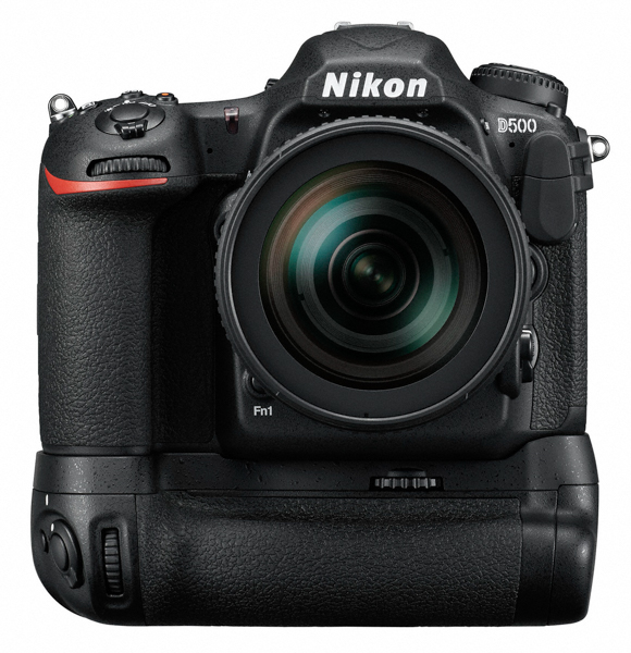 D500にはオプションのマルチパワーバッテリーパックが用意されている