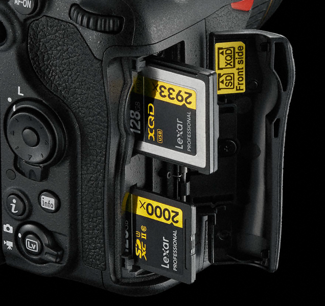 D500はXQDカードとSDカードのデュアルスロットだ