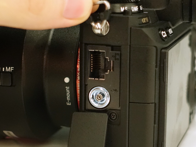 撮影データを有線LAN経由でFTP転送するなど、スポーツ/報道のシーンに向けた装備。下はシンクロターミナル