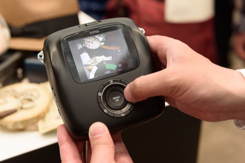 ハイブリッドなインスタントカメラ、“チェキ”「instax SQUARE SQ10