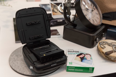 ハイブリッドなインスタントカメラ、“チェキ”「instax SQUARE SQ10