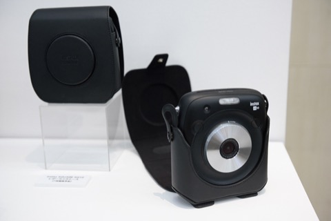 ハイブリッドなインスタントカメラ、“チェキ”「instax SQUARE SQ10