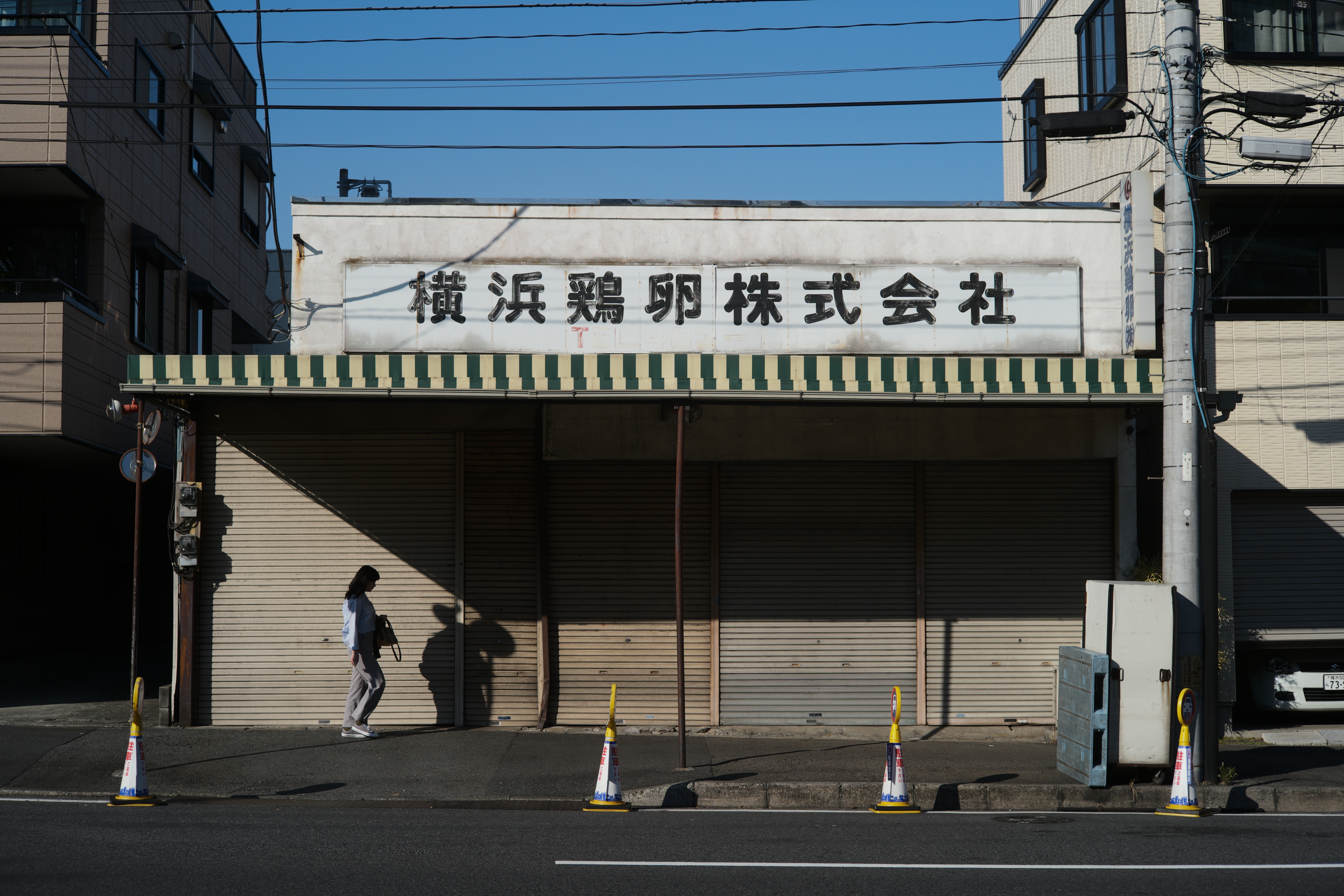 F5.6まで絞って撮影。ここまで絞ると周辺部の像の乱れはほぼ無くなり、画面全体で高い解像感が得られる。コントラストも十分に高く、あまりオールドレンズらしくない欠点の少ない写り方だが、現代レンズのようなピーキーなエッジの立ち方ではなく、どこか落ち着いた描写だ。 LEICA M10 / ISO200 / F5.6 / 1/1,000秒 / AWB / JPEG