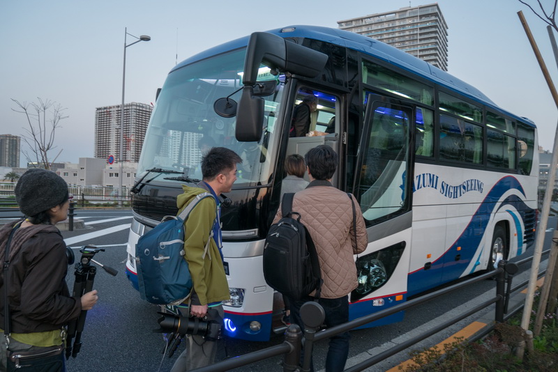 移動は貸切バス