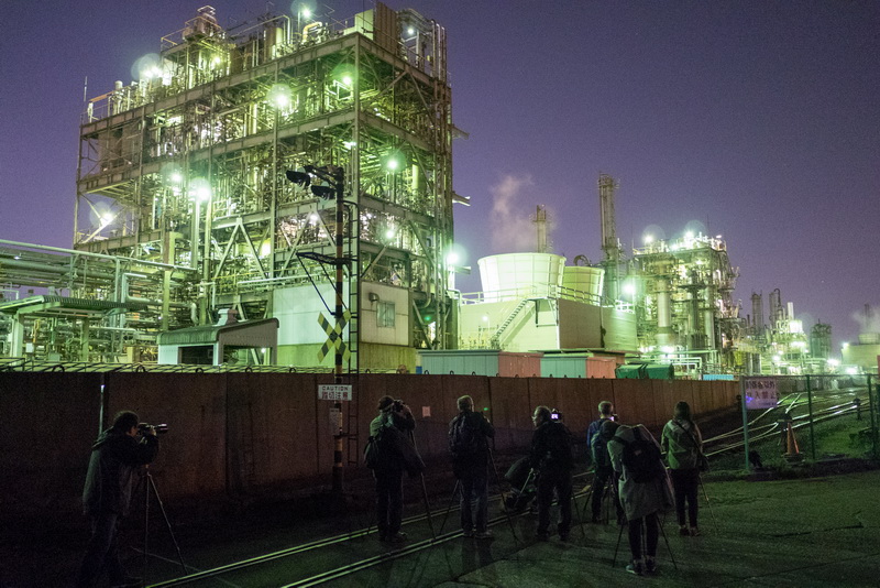 千鳥町の撮影風景。暗いが人通りはそれなりにあった