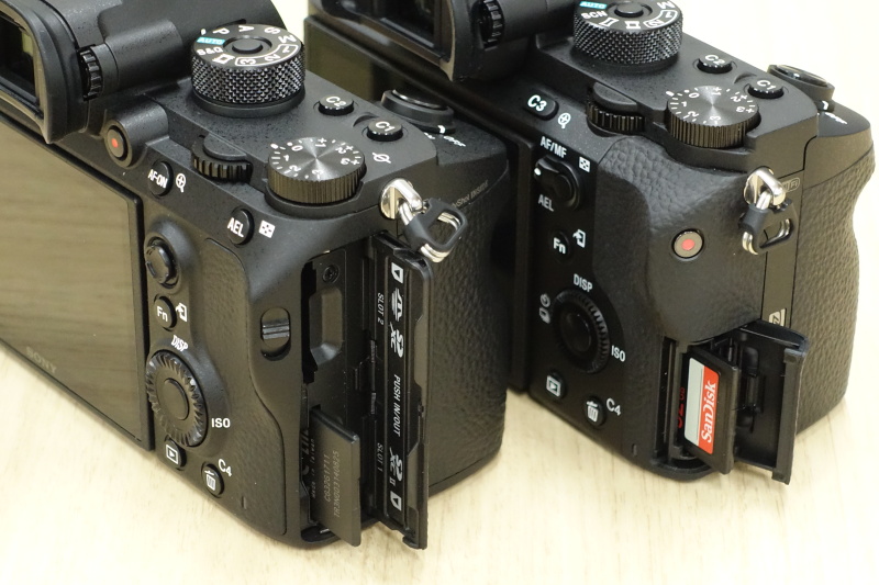 左のα9はデュアルスロット。片方がUHS-II、もう片方はUHS-I/メモリースティックデュオ対応。α7R IIはシングルスロット