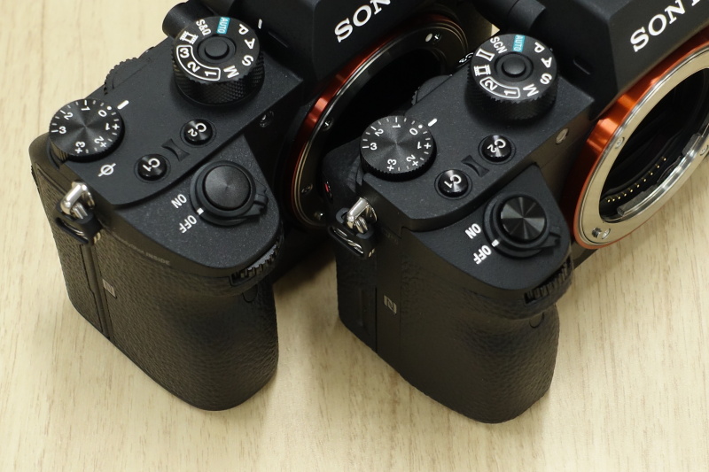 シャッターボタンの表面とグリップの形状がわずかに異なる