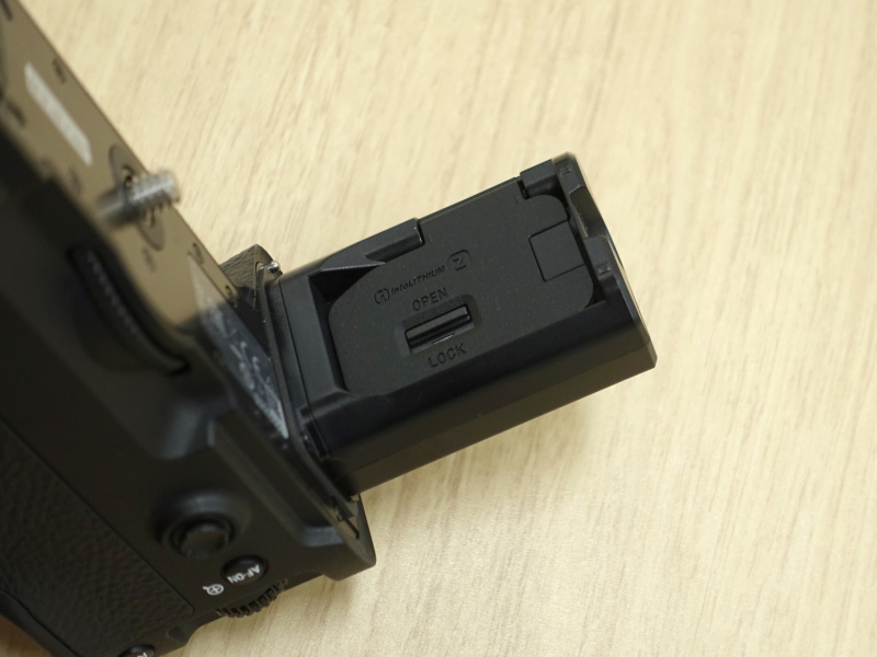 取り外したバッテリー室のフタを収納