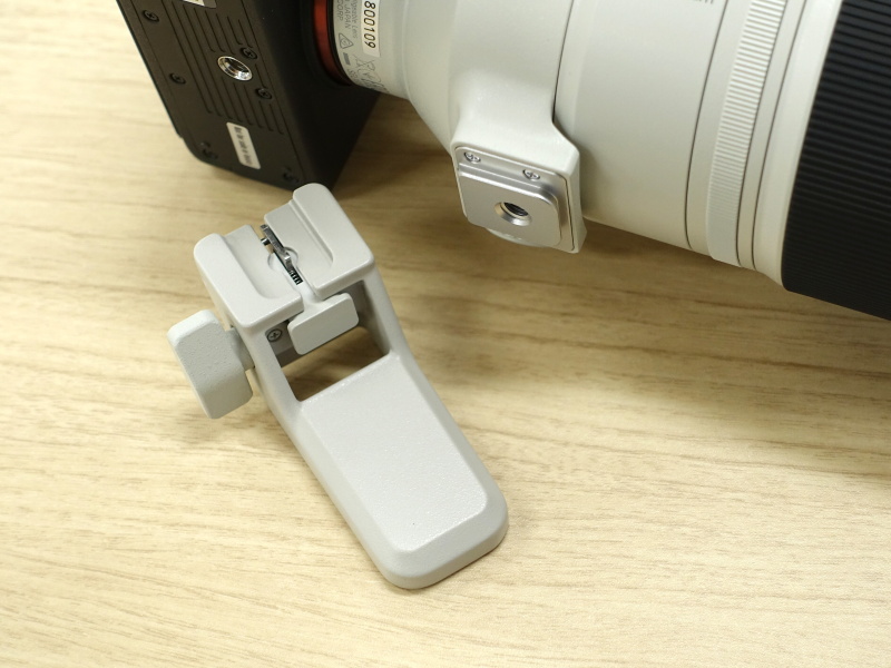 ネジを緩め、ボタンを押しながらスライドさせて外す