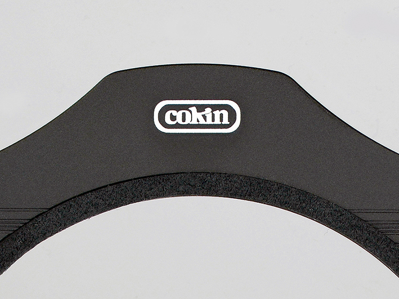 ホルダーの本体には光漏れを防止する遮光マスクが施され、長時間露光撮影に対応する