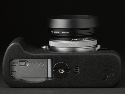 グリップとボディケースが一体化 FUJIFILM X100F専用のプログリップ