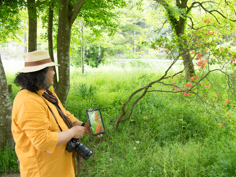 撮影地でタブレットを取り出し、自分の作例を紹介する中井さん。