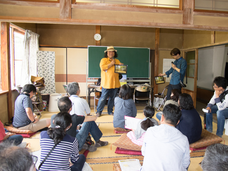 講評会の様子。参加者の作品を見ながらひとつひとつ丁寧な評価が行われた。