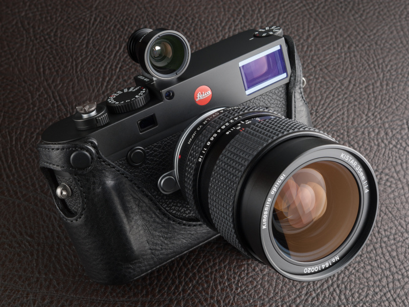 アルティザン・アンド・アーティストのLMB-M10は税込1万8,360円。マットテイストがブラックのライカM10とよく似合う。
