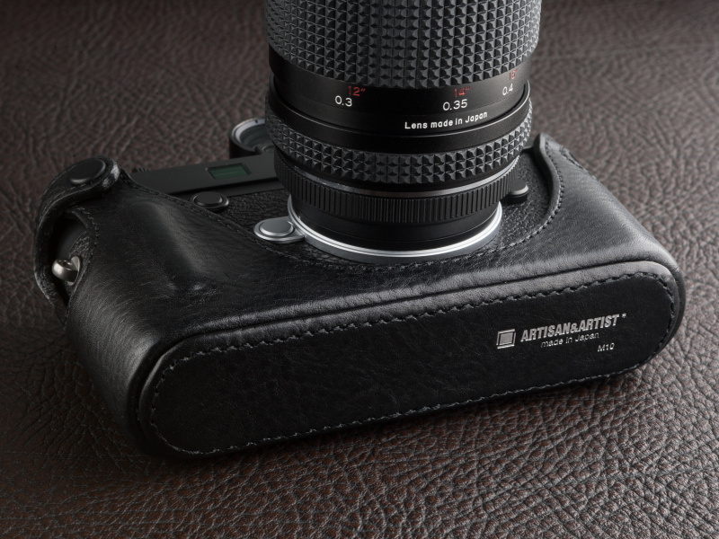 底部にブランドロゴが入る。ネジによる固定は不要だが、三脚穴は隠れてしまう。