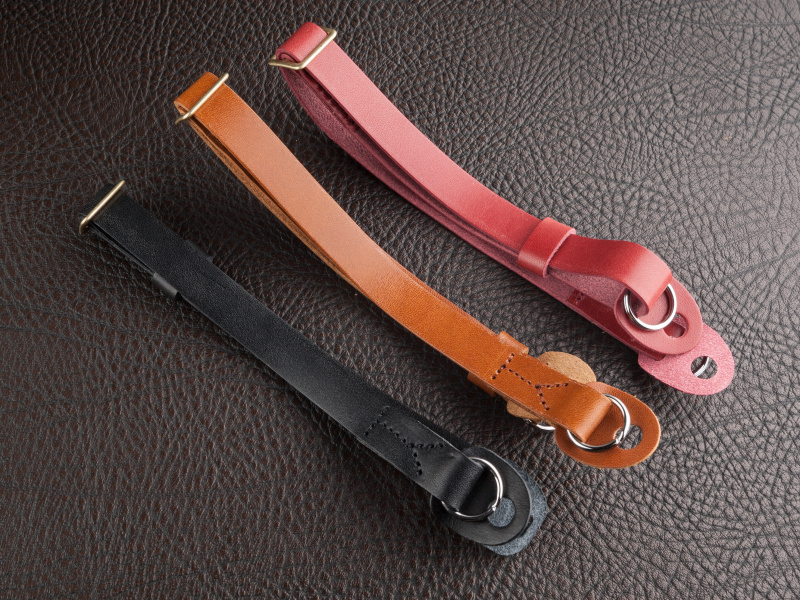 蔵CURAの本革ショートホールド&キャリーストラップは税込6,264円。3色展開だ。