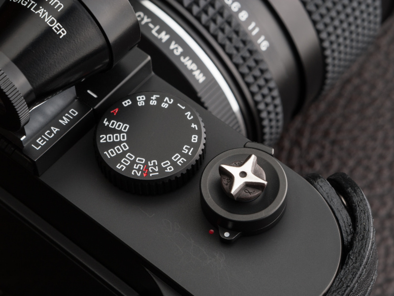 上面を磨き上げたシルバーバージョンもラインアップ。好みとボディとの相性で選択しよう。