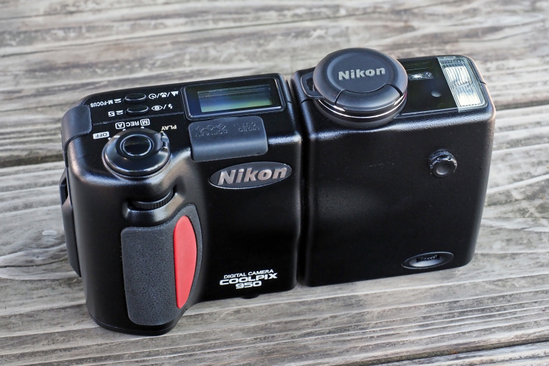 レンズ部を戻してグリップ部と一体化させた収納スタイル（この状態でも撮影できるけど）。バッグ等への収納性の良さが魅力。