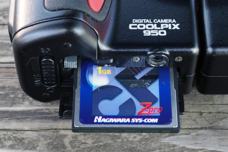 記録メディアはCF。200万画素機ということで、1GBのCFを入れると画質モード「FINE」設定でも1,000枚以上の撮影可能枚数が表示された。ただし、2GB以上のCFは認識しない。