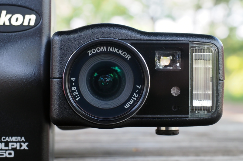 NIKKORの名を冠した、38-115mm相当をカバーする光学3倍ズームレンズを搭載。開放F値もF2.6-4と明るめ。