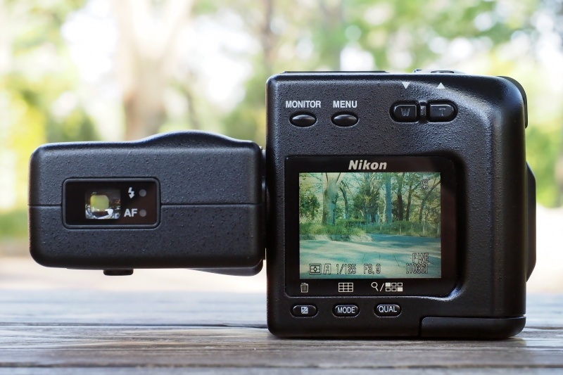 レンズ部を回転させた通常の撮影スタイル。左手側には実像式光学ファインダーの接眼部がくる。このファインダー、視野率約85％でシビアな撮影には向かないが、見え具合そのものはクリアで好感が持てる。