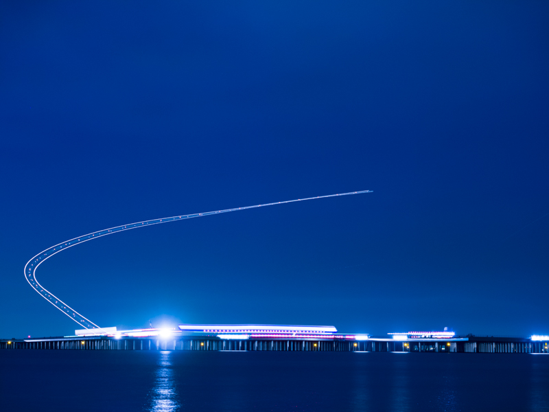 ライブコンポジットで飛行機の光跡を撮影。モニターを確認しにくい場所でもスマホアプリ「Olympus Image Share（OI.Share）」でリモート撮影すれば、途中経過も手元で確認可能。<br><span class="fnt-85">OM-D E-M1 Mark II / M.ZUIKO DIGITAL ED 12-40mm F2.8 PRO / 40mm（80mm相当） / ライブコンポジット / ISO 800</span>