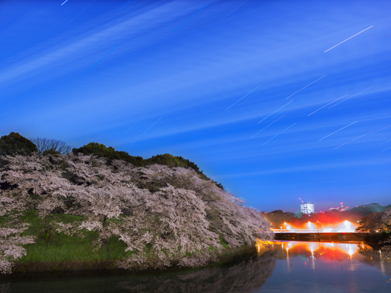 ライブコンポジットの途中で薄い雲が流れていったが、液晶モニターで星が消えてしまうほどではないのを確認。そのまま撮影を続けることができた。ライブコンポジットならではのエピソードだろう。<br><span class="fnt-85">OM-D E-M1 Mark II / M.ZUIKO DIGITAL 12-40mm F2.8 PRO / 14mm（28mm相当） / ライブコンポジット / ISO 200</span>