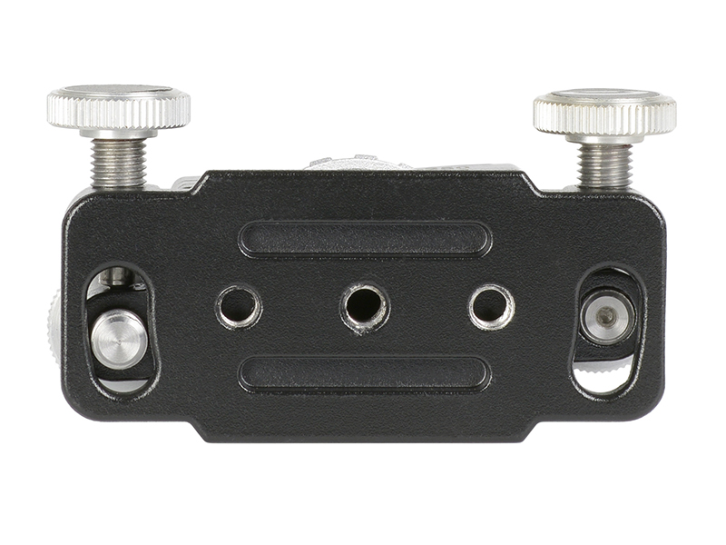 底部には1/4-20UNCカメラネジ穴があるほか、アルカスイス互換のレールが用意されている