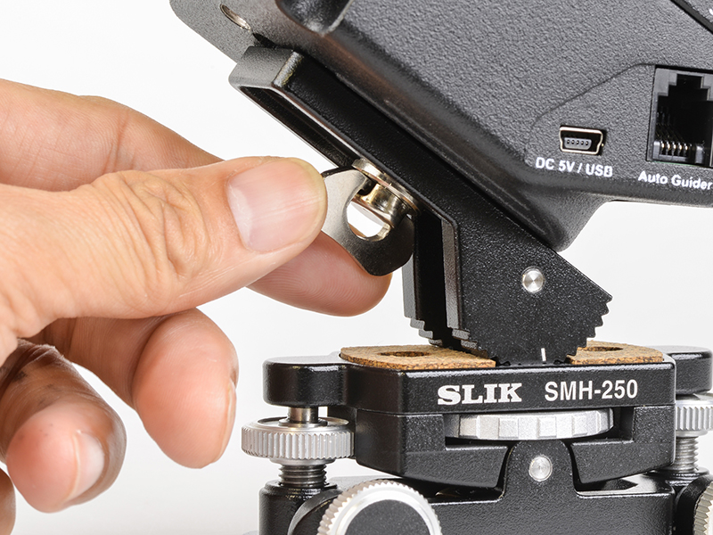 高度調整ウェッジへの取り付けには蝶ネジを採用