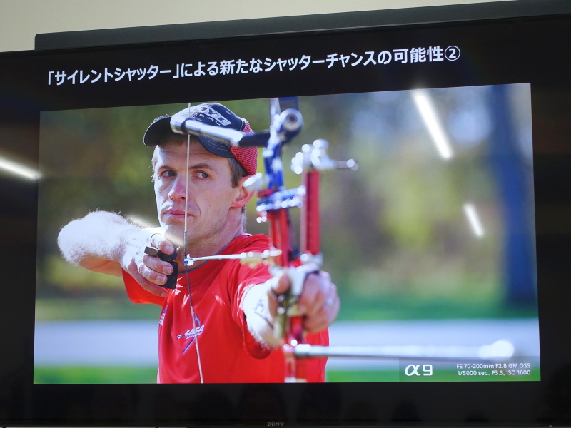 アーチェリーで緊張の一瞬を捉えた1枚。右手が離れた瞬間は、秒間20コマの高速連写ならでは