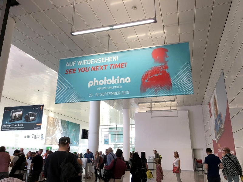 フォトキナ2016での掲示。この時点では2018年9月25日〜9月30日の6日間開催が予告されていた（編集部撮影）