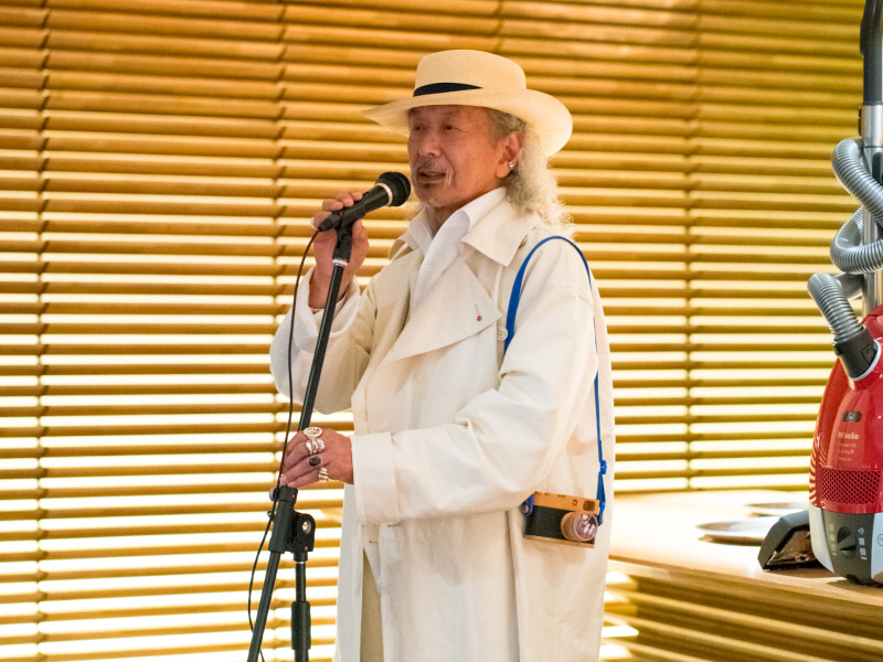 オープニングで挨拶する辻厚成さん