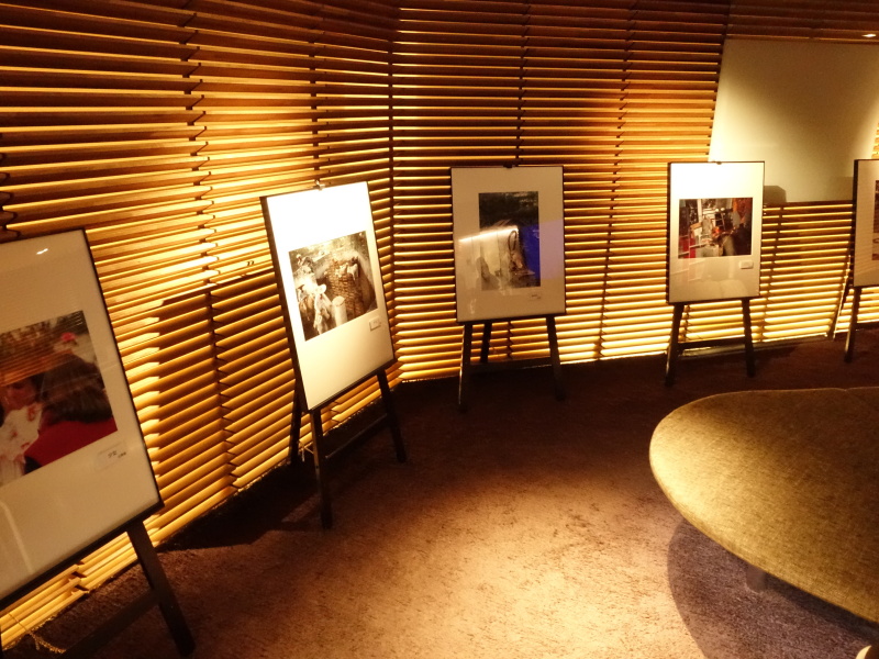 地下1階には、ライカで撮影された写真作品が並ぶ