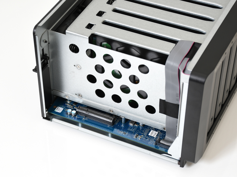 M.2 SSD増設用のアダプタ「M2D17」は、手前のスロットに装着する。