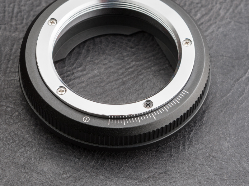 アダプター上に目盛りとマークがあり、フォーカシングレバーや指標の移動量を把握しやすい。