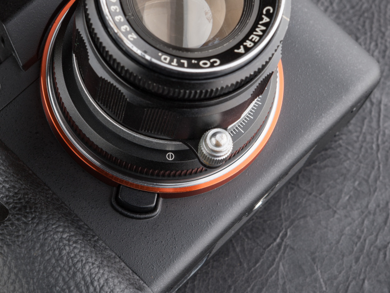 レオノン5cm F2を装着したところ、フォーカシングレバーが本来の位置からズレていた。アダプターの白いマークが本来の位置だ。