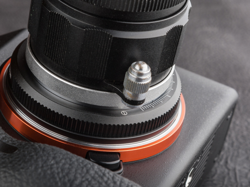 アジャスト機能で停止位置を調整し、アダプターのマークでフォーカシングレバーが止まるようにセットした。