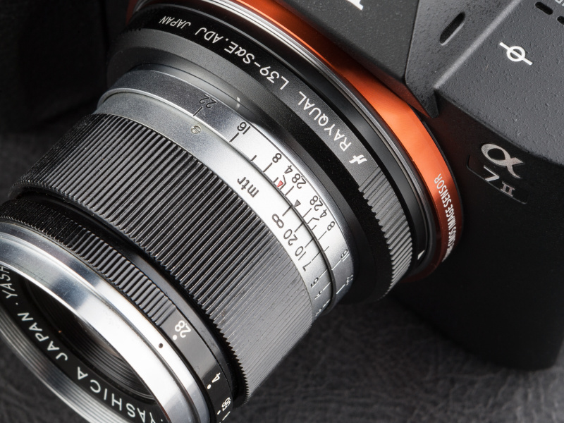 ヤシコール5cm F2.8はレンズ指標が右側に傾く。本来の位置とは言え、使いづらさは否めない。