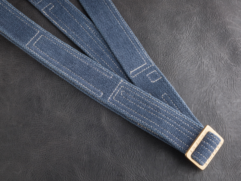 ビンテージ調のテープに大胆なステッチを施し、デザイン性を高めている。