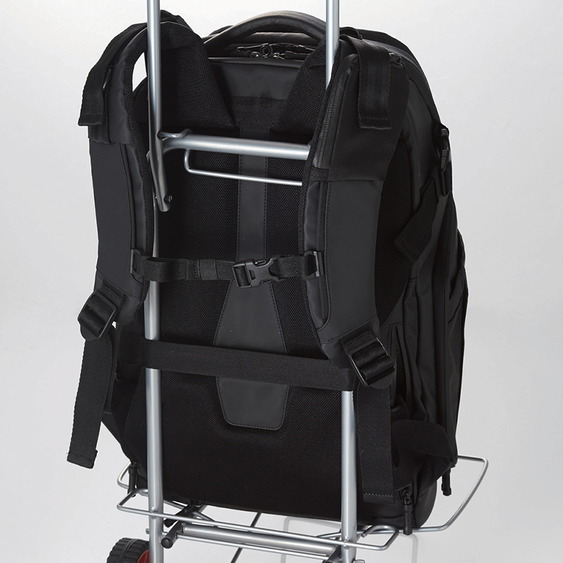 ベルトをキャリーバーに通してバッグの固定が可能