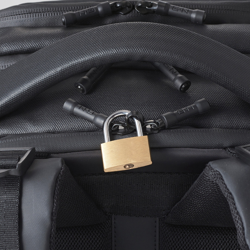 上部3点のファスナーは施錠可能なリングを装備する