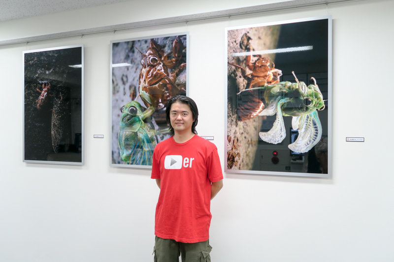 作品を前に。ジェットダイスケさん。