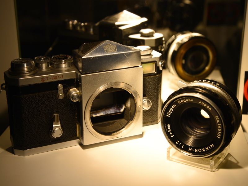 ニコンF開発試作機（1957年）。コンツールファインダー内蔵で、バヨネットマウントも回転方向などがFマウントと異なる。ボディは展示されていたが、これに対応するレンズが新たに見つかったという。ツノのような絞りリング操作レバーが付いている。