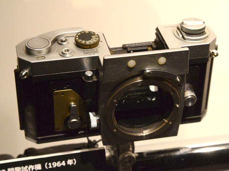 ニコンF2開発試作機（1964年）。ニコンFのボディをもとにした初期の試作で、すでにシャッターボタンが前方に移動し、裏蓋が蝶番式になっている。製品版は1971年発売。