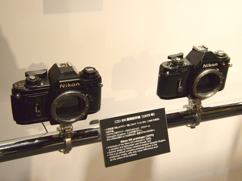 ニコンEM開発試作機（1975年）。いわゆるジウジアーロデザインのニコンとして、初めて世に出た（海外で1979年発売。日本ではF3と同じ1980年）。ペンタ部のEMマークがまだない。絞り優先AEのみのシンプル機ながら、分割巻き上げに対応。