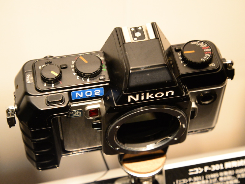 当初はこの試作機のように、フィルムの自動巻き上げ・自動巻き戻しを目指していた。